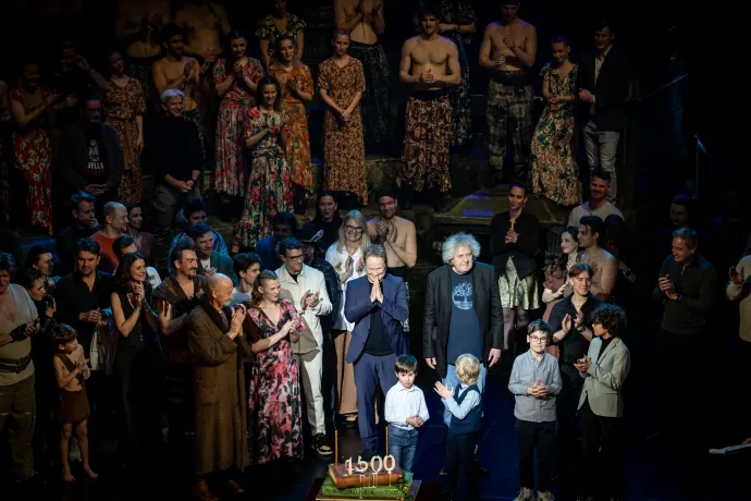 A dzsungel könyve 1500. előadása, középen Geszti Péter és Dés László – Fotó: Vígszínház/Gordon Eszter