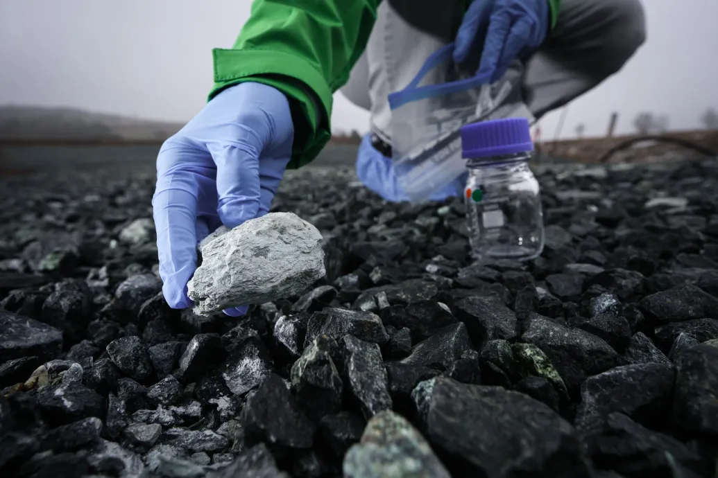 Súlyos azbesztszennyezésre bukkant a Greenpeace a magyar–osztrák határ mentén