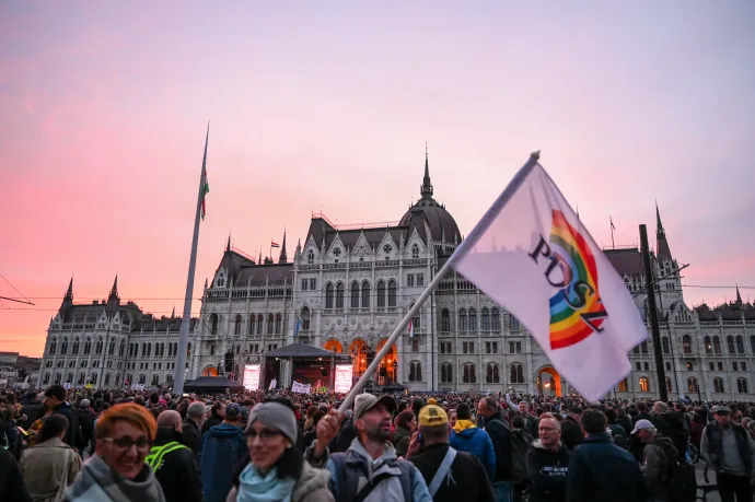 Tüntetés a Kossuth téren az oktatás helyzetének javításáért, a tanárok fizetésemeléséért és a polgári engedetlenség miatt elbocsátott pedagógusok mellett, 2022 októberében – Fotó: Melegh Noémi Napsugár / Telex
