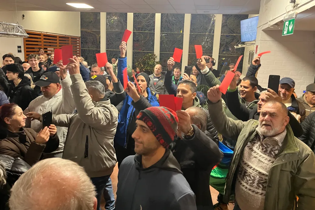 „Lázár, takarodj” – tüntetők zavarták meg Lázár János fórumát, az egyik kérdező piros lapot mutatott fel