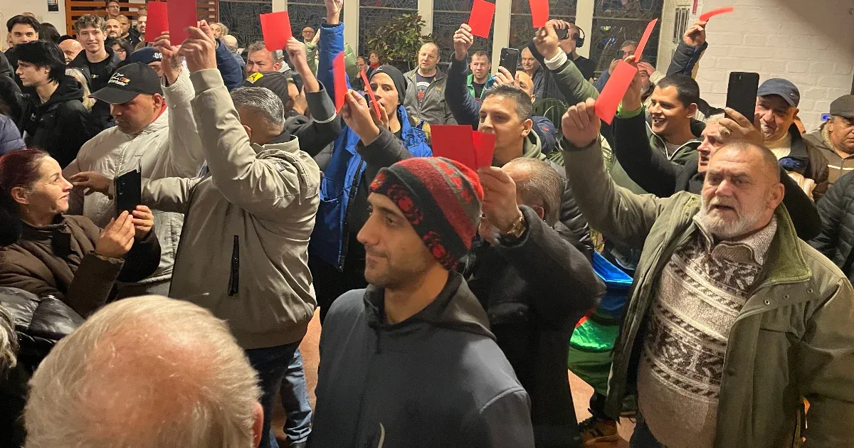 „Lázár, takarodj” – tüntetők zavarták meg Lázár János fórumát, az egyik kérdező piros lapot mutatott fel