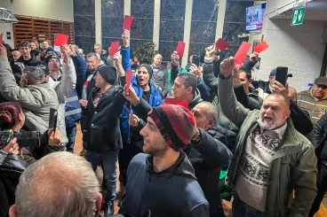 „Lázár, takarodj” – tüntetők zavarták meg Lázár János fórumát, az egyik kérdező piros lapot mutatott fel