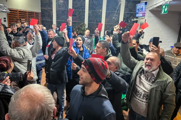 „Lázár, takarodj” – tüntetők zavarták meg Lázár János fórumát, az egyik kérdező piros lapot mutatott fel