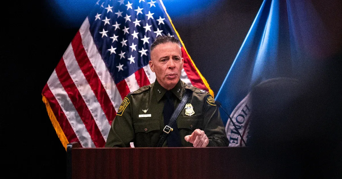 Elbukott a kis Napóleon a náci kabátjában, Trump deportálásának arca