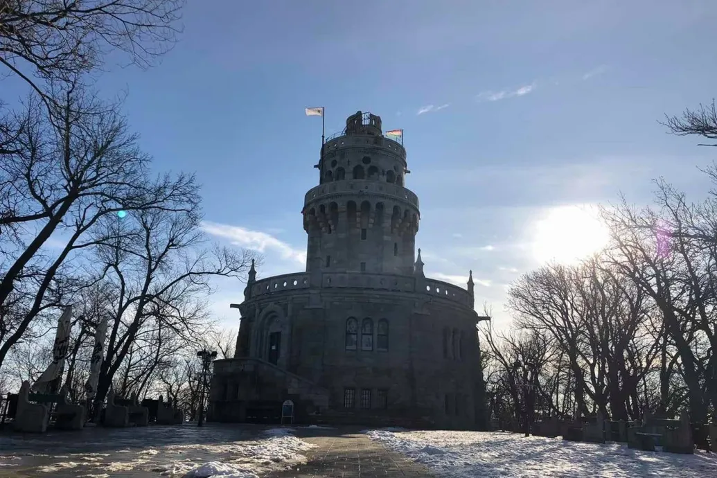 Kovács Gergely szerint 120 ezer forintért bérli a János-hegyi kilátó kávézóját a Pokorni-éra városüzemeltető cégének vezetője