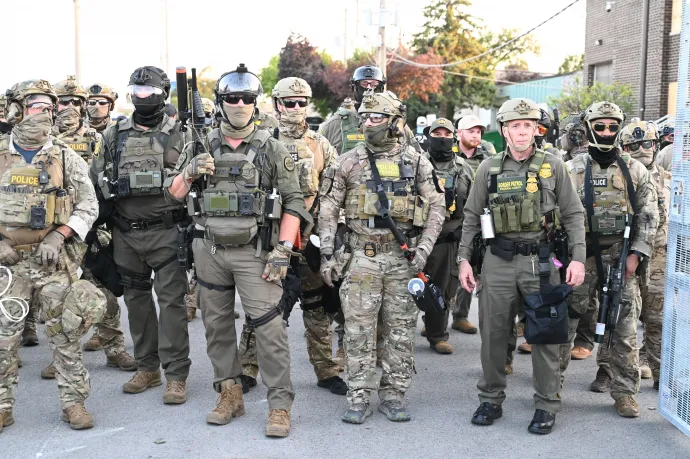 Gregory Bovino egy tüntetésen az ICE létesítménye előtt az Illinois állambeli Broadview-ban 2025. szeptember 27-én – Fotó: Jacek Boczarski / Anadolu / Getty Images