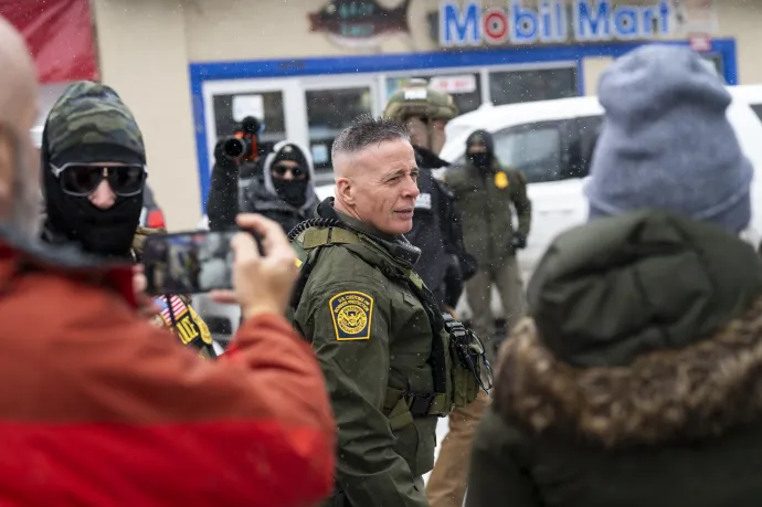 Bovinót és embereit filmezik a helyi közösség tagjai Minneapolisban 2026. január 21-én egy nappal Pretti meggyilkolása előtt – Fotó: Stephen Maturen / Getty Images