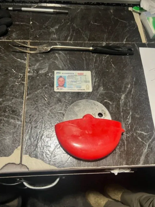 A férfi táskájában talált húsvilla és pizzavágó – Fotó: Az Egyesült Államok Keleti Kerületi Bírósága, New York