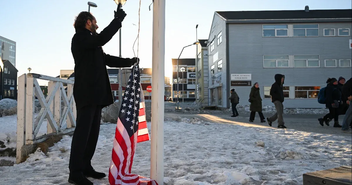Egy német humorista Amerikai zászlót akart felhúzni Grönland fővárosában, megbüntették