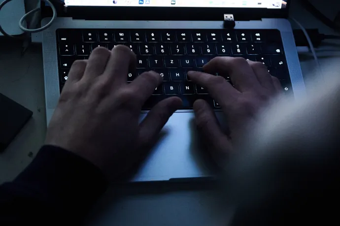 Szia! Sürgős, a tulaj mondta, hogy át kéne utalni néhány milliót!