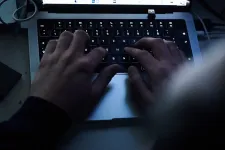 Szia! Sürgős, a tulaj mondta, hogy át kéne utalni néhány milliót!