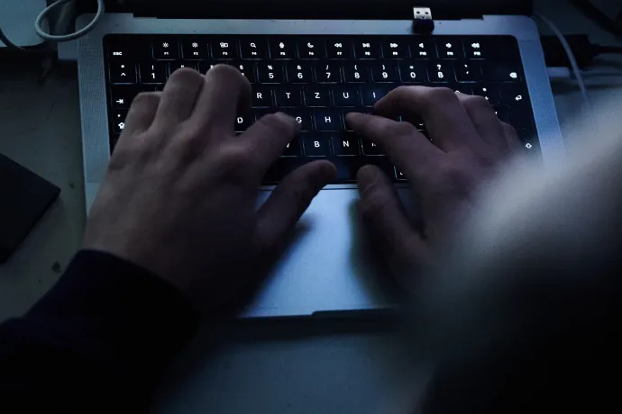 Szia! Sürgős, a tulaj mondta, hogy át kéne utalni néhány milliót!