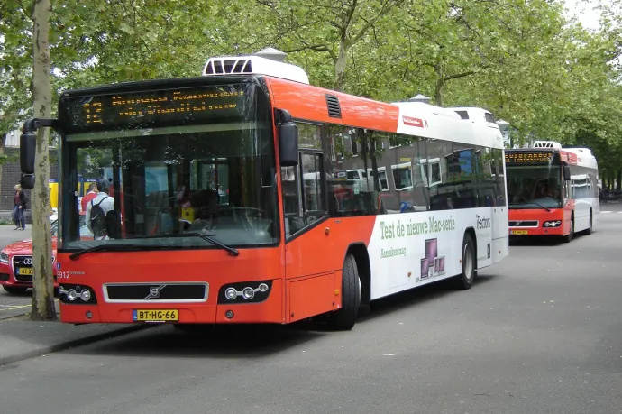 A Volvo buszok még piros-fehér festéssel a hollandiai Breda városban 2011-ben – Fotó: Harry NL / Flickr
