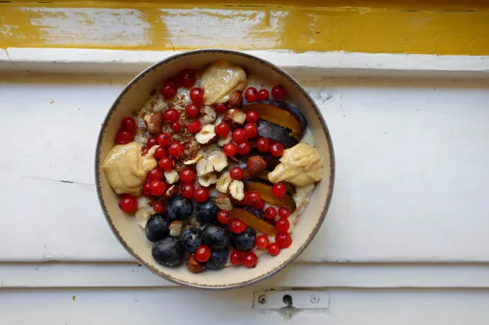 Sokgabonás kása gyümölcsökkel és magvakkal reggelire – Fotó: Ács Bori / Telex