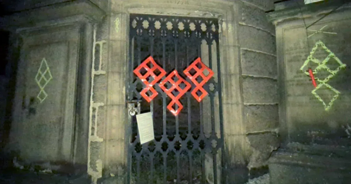 Sátánista szimbólumokkal rongálták meg egy híres filozófus sírhelyét Edinburghban