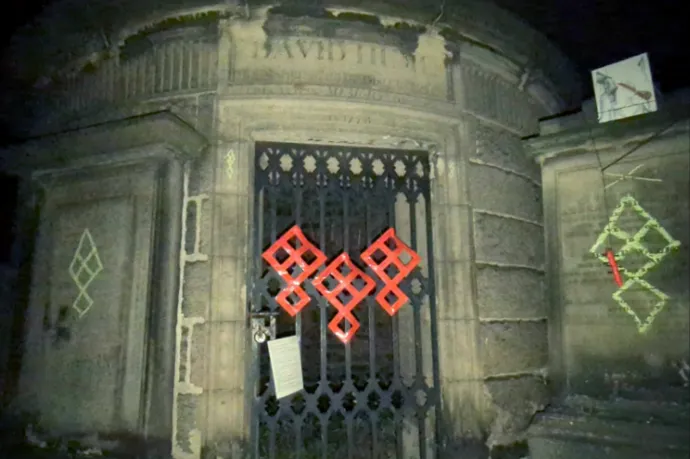 Sátánista szimbólumokkal rongálták meg egy híres filozófus sírhelyét Edinburghban