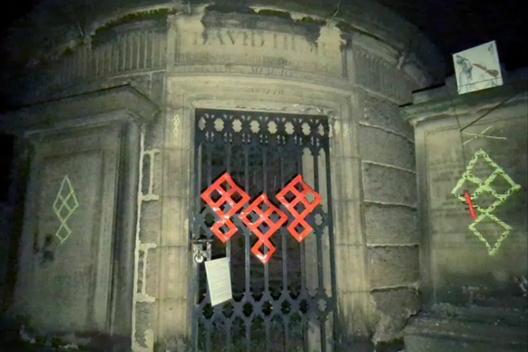 Sátánista szimbólumokkal rongálták meg egy híres filozófus sírhelyét Edinburghban