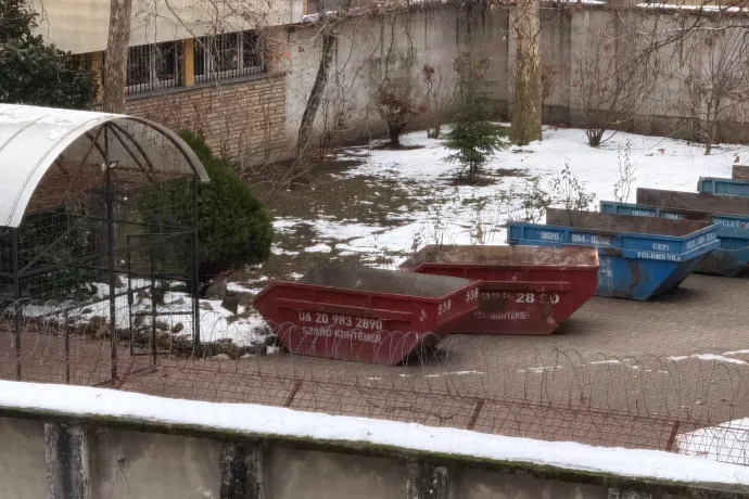 Rabok is dolgoznak a Szőlő utcai javítóintézet épületének kiürítésén