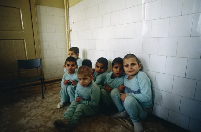 Fogyatékossággal élő gyermekek egy román állami intézetben 1990-ben – Fotó: Bernard Bisson / Getty Images