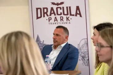 Sokat ígérő látványtervekkel jelentkezett Lénárd András csíkszeredai Drakula Parkja