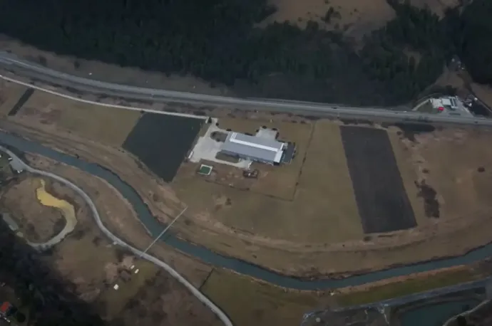 A székelyföldi Drakula-park helyszíne jelenleg drónfelvételről, és a bukaresti DraculaLand látványterve – Forrás: képernyőmentés a reklámfilmből / DraculaLand Facebook-oldal