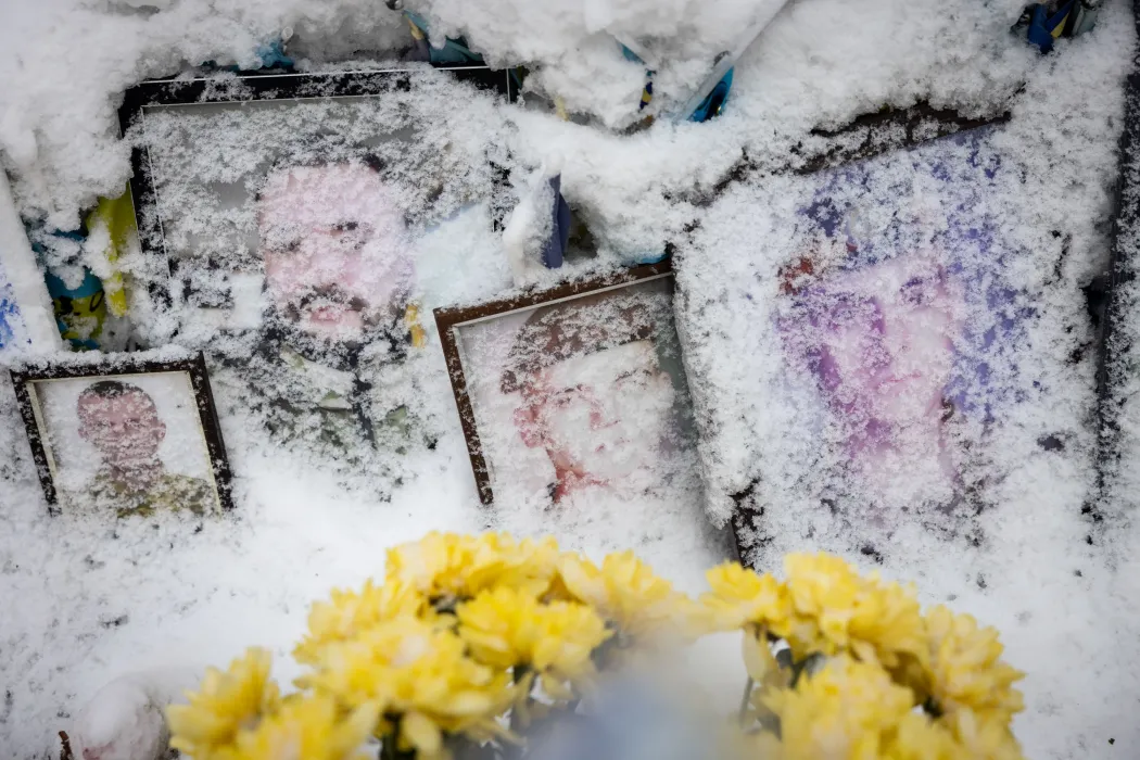 Elesett katonák behavazott fotói a Majdan téren lévő emlékhelyen, Kijev belvárosában – Fotó: Ajpek Orsi / Telex