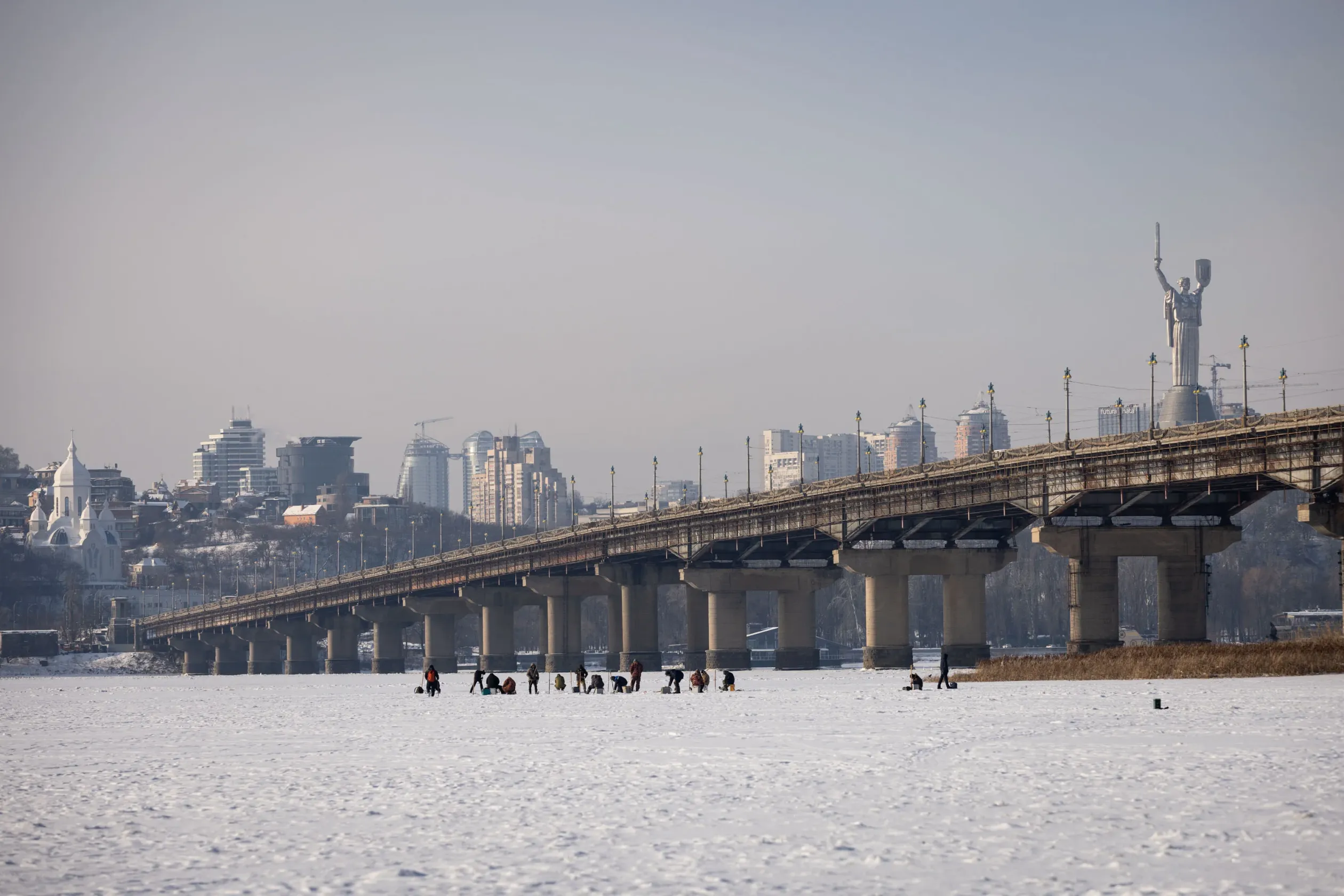 Lékhorgászok a befagyott Dnyeperen – Fotó: Ajpek Orsi / Telex