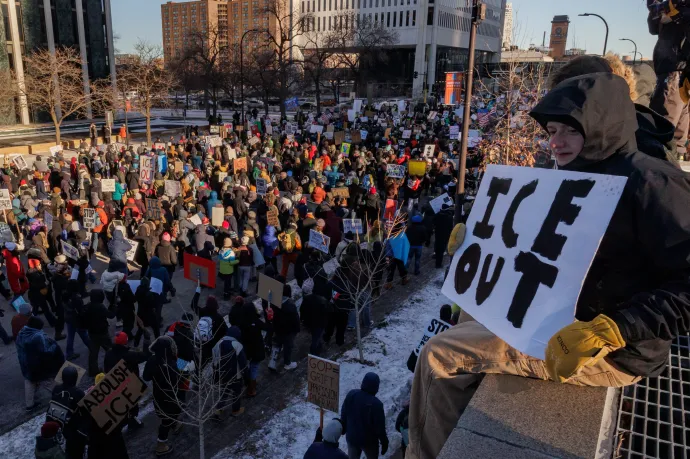 Tüntetők vonulnak Minneapolis belvárosában, tiltakozásul az ICE műveletei Minnesota államban, 2026. január 30-án – Fotó: Madison Thorn / Anadolu /AFP