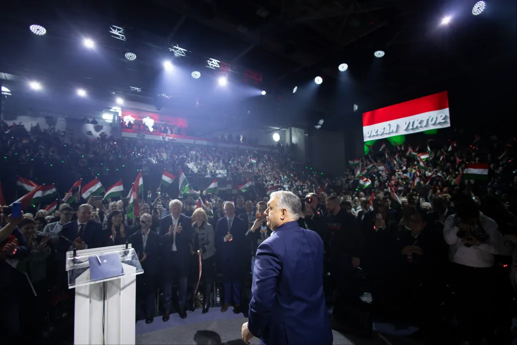 Orbán Viktor „derék tyúkok” példáján keresztül magyarázta el, hogy miért érti meg a cigányok sértettségét