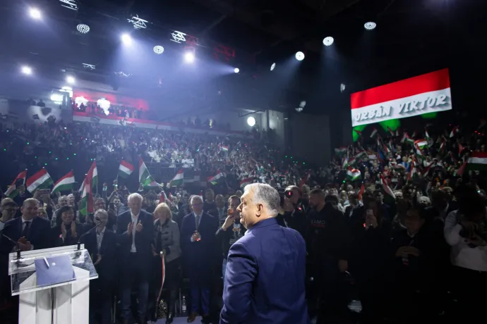 Orbán Viktor „derék tyúkok” példáján keresztül magyarázta el, hogy miért érti meg a cigányok sértettségét