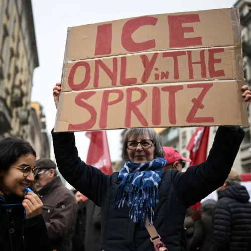 Milánóban tüntettek az ellen, hogy az ICE ügynökei jelen legyenek a téli olimpián Kép