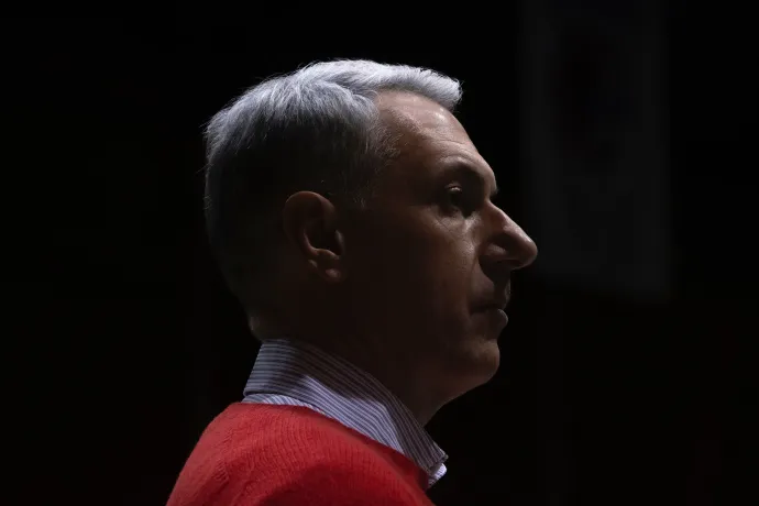 41 óra, ami alatt Lázár János a vonatvécéktől a libsi jóemberkedésen és faji kérdésen át a bocsánatkérésig eljutott