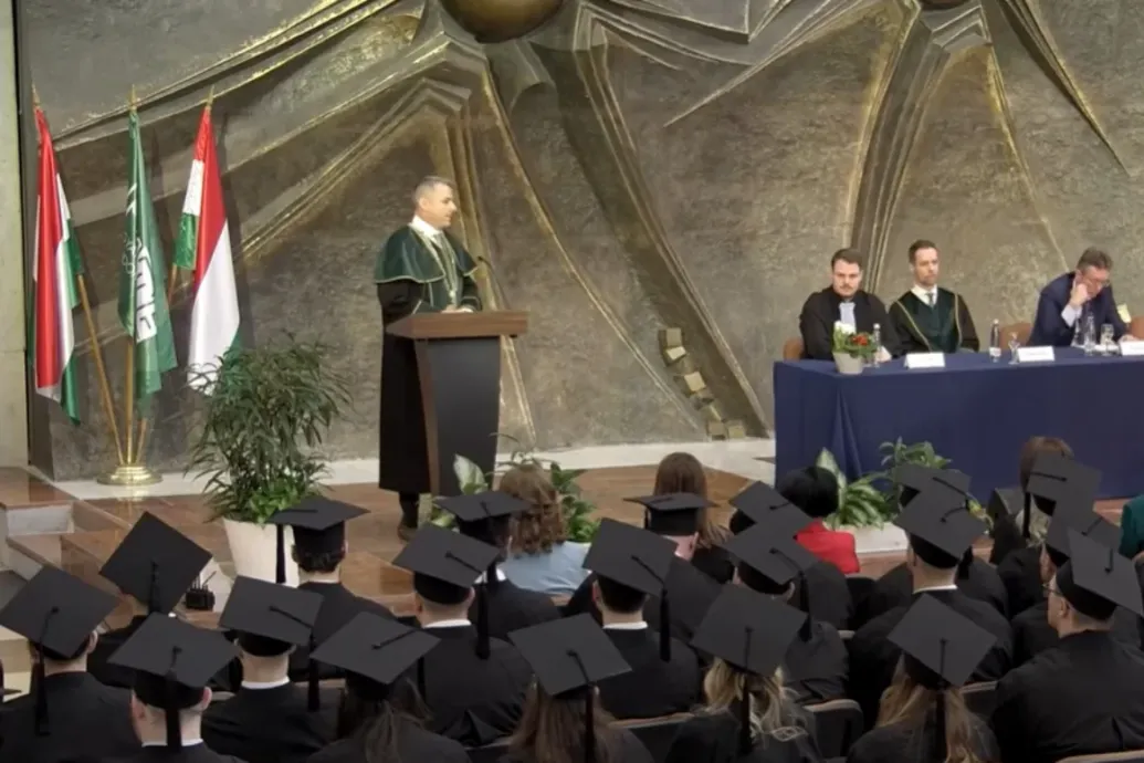 Leszedette az uniós zászlókat az agrártudományi egyetemről a rektor