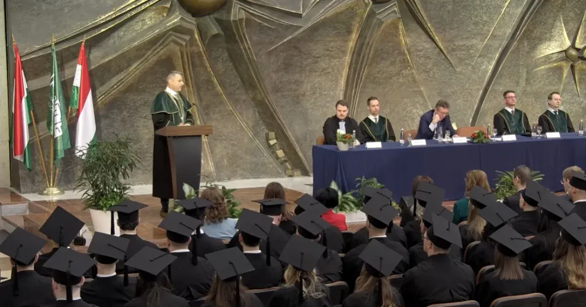 Leszedette az uniós zászlókat az agrártudományi egyetemről a rektor