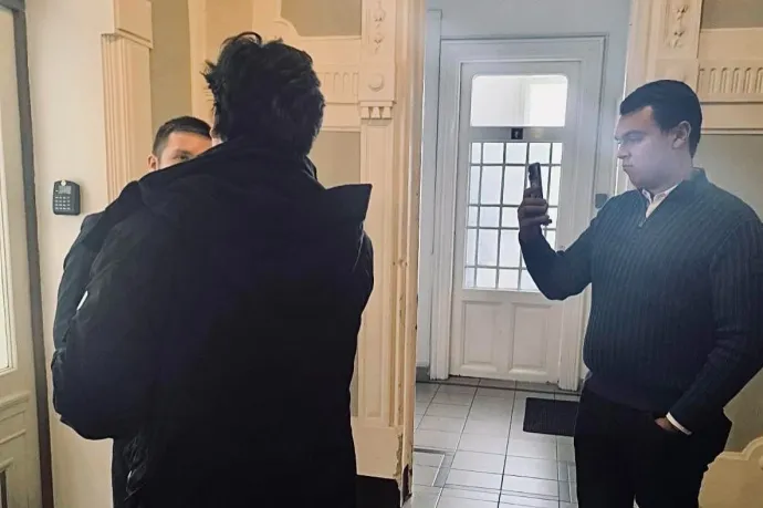 A Fidelitas győri elnöke tartotta a kamerát a Mandinernek, miközben a polgármester interjút adott