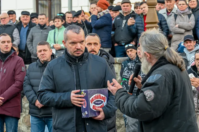 Gazdálkodj okosan társasjátékot kapott az adóemelések elleni tüntetésen Székelyudvarhely polgármestere