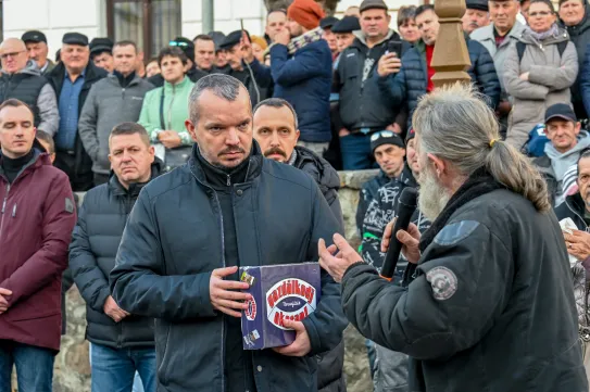Gazdálkodj okosan társasjátékot kapott az adóemelések elleni tüntetésen Székelyudvarhely polgármestere