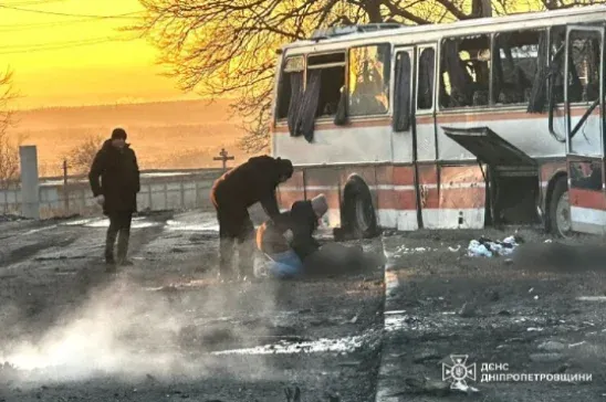 Szülészetet és bányászokat szállító buszt támadott Oroszország Ukrajnában
