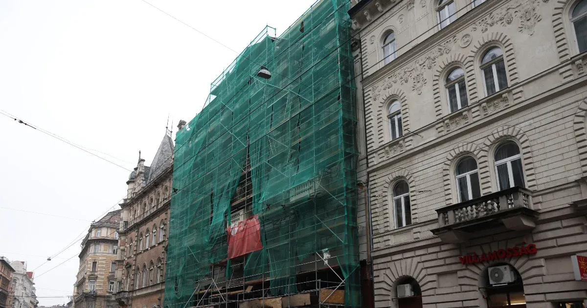 Az Epstein-aktákban budapesti látogatásokra és egy Király utcai lakás körüli huzavonára bukkantunk