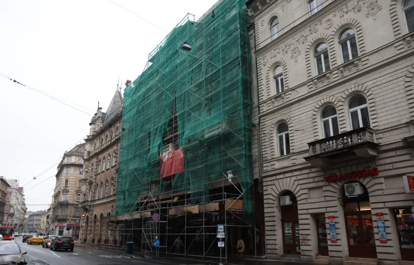 Az Epstein-aktákban budapesti látogatásokra és egy Király utcai lakás körüli huzavonára bukkantunk