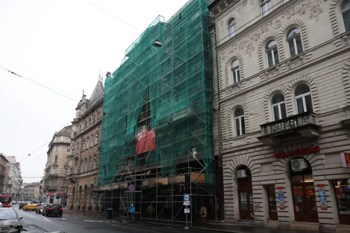 Az Epstein-aktákban budapesti látogatásokra és egy Király utcai lakás körüli huzavonára bukkantunk