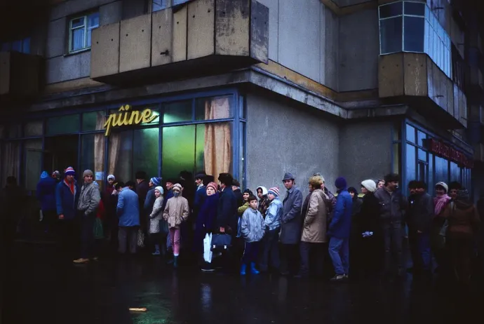 Sorban állás kenyérért – Fotó: Bernard Bisson / Getty Images