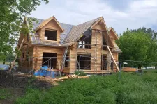 Le kellett bontani a Matolcsy-körhöz tartozó birtokon épített rönkházat