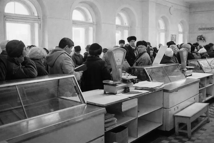 Árura várva órákat töltöttek el a sorban az emberek – Fotó: Bernard Bisson / Getty Images