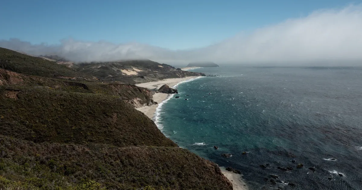 Túrázás amerikai módra: vad óceáni partokon fókákkal és szörfdeszkával