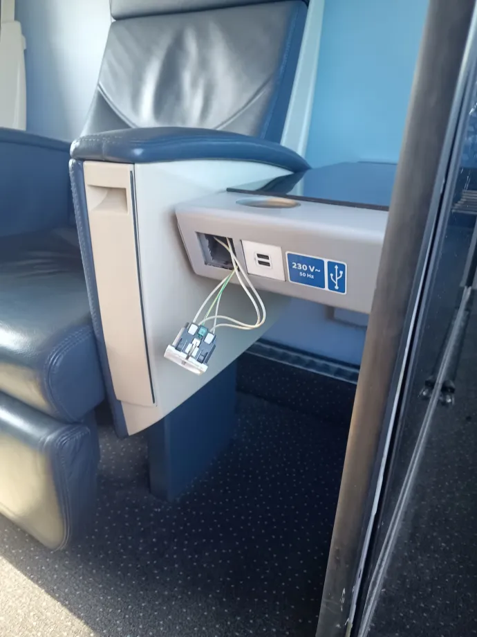 USB csatlakozó egy prémium osztályos IC+ kocsin – komoly hiányosságok voltak az összeszerelési minőségben – Fotó: G7