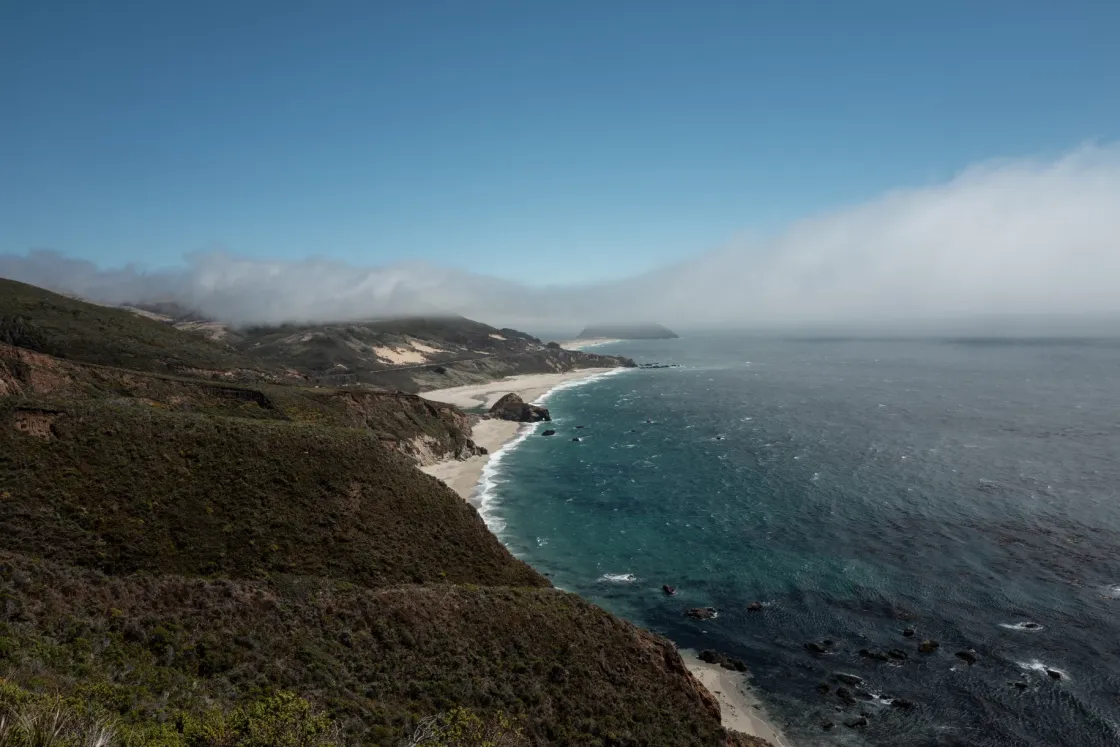 Túrázás amerikai módra: vad óceáni partokon fókákkal és szörfdeszkával