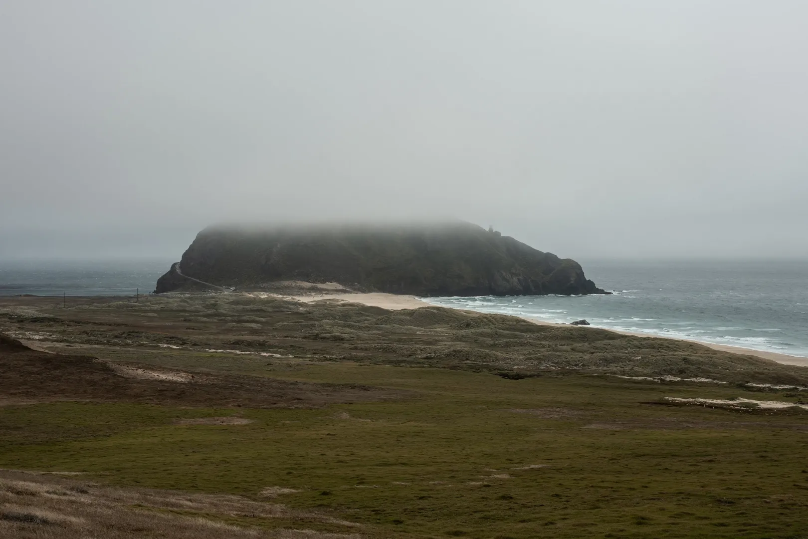 A Pacific Coast Highway melletti szabad óceánpartszakasz – Bődey János / Telex