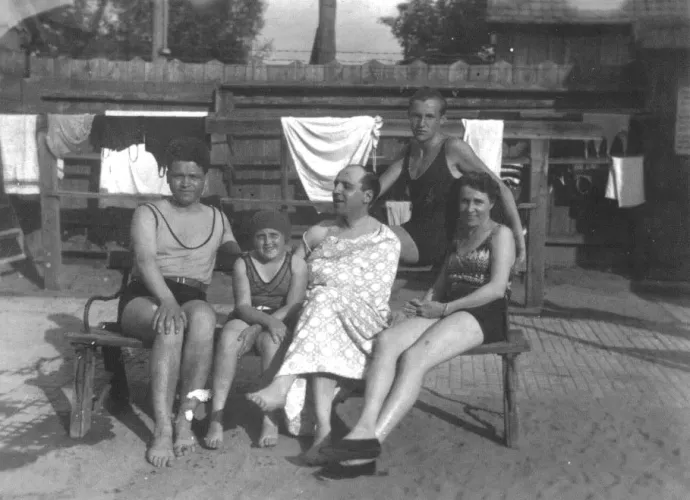 Victor Capesius gyógyszerész (bal szélen) és Böhm Ella mellette, egy segesvári strandon, 1928-ban – Forrás: Böhm magángyűjteménye / Tabletmag