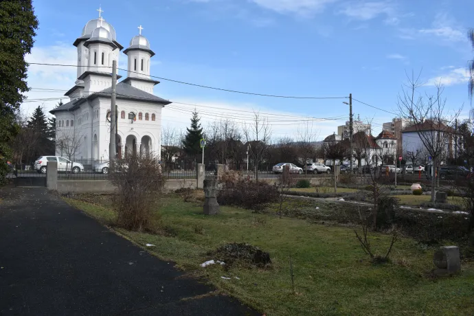 A Böhm-villával szemközti ortodox templom és az igényesen kialakított épület Bányai János utcai oldala, ahol a Tompa László Általános Iskola is áll – Fotó: Tőkés Hunor / Transtelex